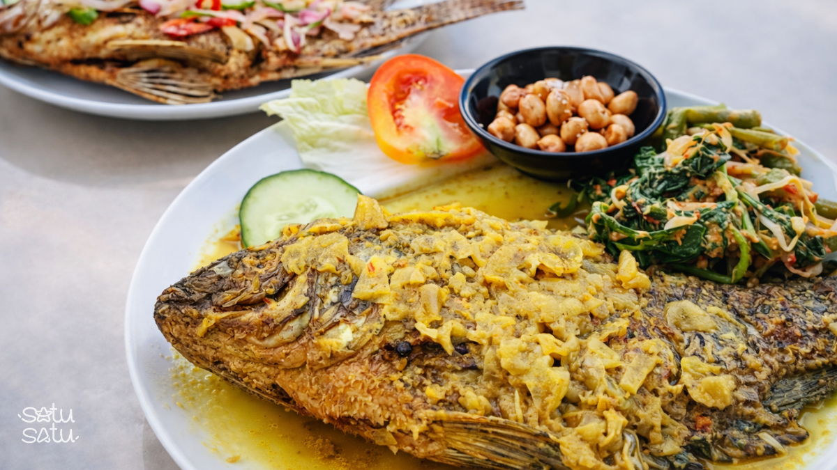 Mujair Nyat Nyat, traditional Balinese tilapia dish from Kintamani served with vegetables and sambal.