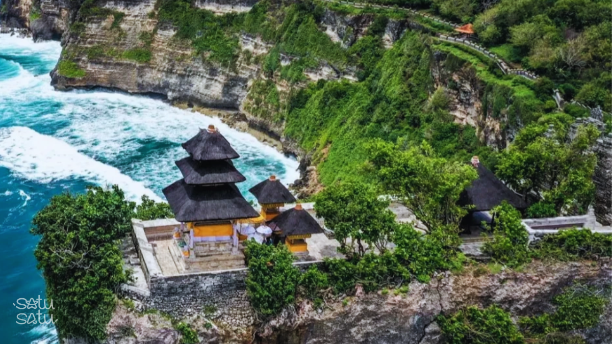 Uluwatu Temple perched on a dramatic cliff overlooking the Indian Ocean in Bali, Indonesia